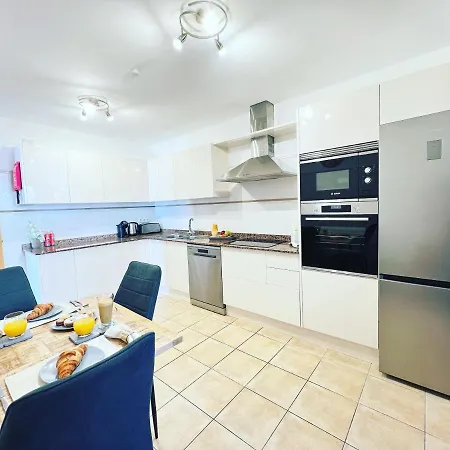 Eva - New To The Market, Fully Refurbished Licensed - Private Pool *