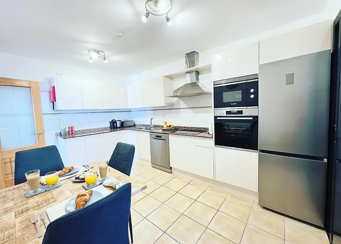 Eva - New To The Market, Fully Refurbished Licensed - Private Pool *