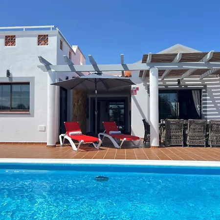 Eva - New To The Market, Fully Refurbished Licensed - Private Pool *