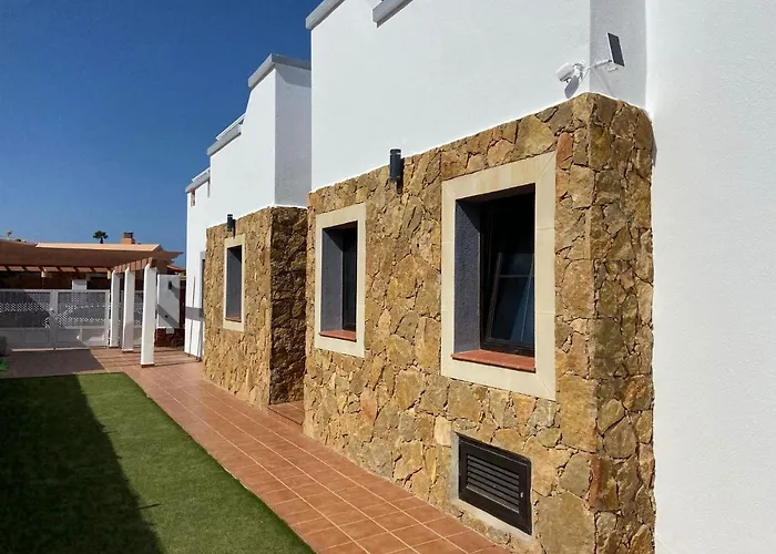 Eva - New To The Market, Fully Refurbished Licensed - Private Pool *