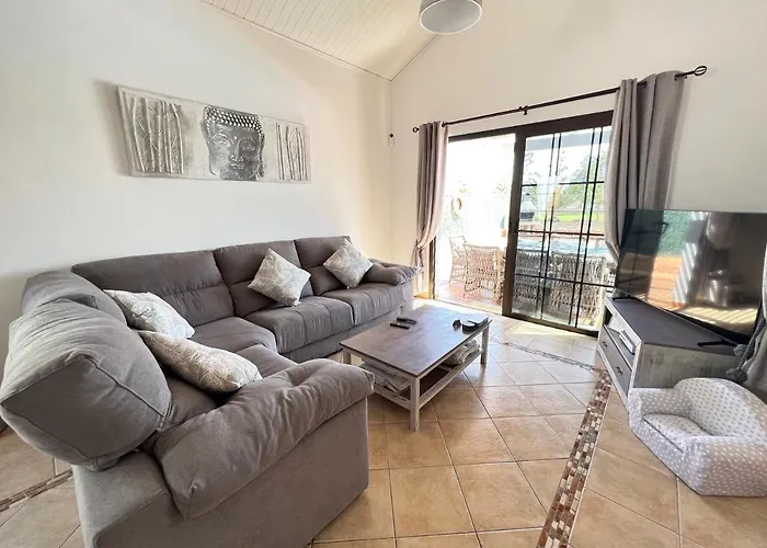 Eva - New To The Market, Fully Refurbished Licensed - Private Pool *